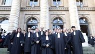 Lawyers gather on the stairs of Paris court house on January 26, 2018 during a demonstration to draw attention on the deterioration of living conditions in jail due to the strike of prison guards. / AFP / JACQUES DEMARTHON
