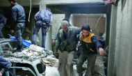 Syrian rescuers work at site of Syrian government bombardments in Douma, in the besieged Eastern Ghouta region on the outskirts of the capital Damascus on February 22, 2018.  AFP / Hamza Al-Ajweh