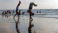 Palestinians spend time on a beach in a warm weather in Gaza City, July 7, 2017 (Reuters / Mohammed Salem) 