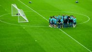 Real Madrid coach Zinedine Zidane speaks with his players during training. Reuters/Andrew Boyers