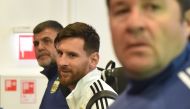 Argentina's forward Lionel Messi (C) walks at the Zhukovsky airport, near Moscow, on June 9, 2018, as Argentina's national football team arrives ahead of the Russia 2018 World Cup. / AFP / Vasily MAXIMOV