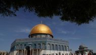 A general view shows people visiting the Dome of the Rock in the al-Aqsa mosque compound in Jerusalem Old City on March 27, 2018 (AFP / Ahmad Gharabli) 