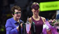  Ukraine's Elina Svitolina (R) receives the winning trophy from Billie Jean King after defeating Sloane Stephens of the US in their singles final match at the WTA Finals tennis tournament in Singapore on October 28, 2018. / AFP / Roslan RAHMAN 