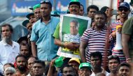 Supporters of Sri Lanka's ousted prime minister Ranil Wickremesinghe gather at a rally in Colombo on November 15, 2018.  AFP / Lakruwan Wanniarachchi 