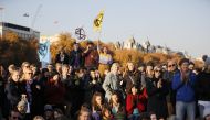 Demonstrators take part in a pro-environment protest blocking Westminster Bridge in central London on November 17, 2018, calling on the British government to take action on climate and ecological issues.  AFP / Tolga AKMEN
