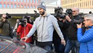 Journalists gather around Barcelona's Spanish defender Gerard Pique (C) as he leaves after appearing in court for driving without a valid licence in Barcelona on November 26, 2018. / AFP / LLUIS GENE