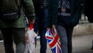 Shoppers carry shopping in plastic bags in the West End, in London, Britain December 27, 2018. (REUTERS/Henry Nicholls)