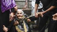 Relatives of victims mourn after a fire tore through apartment blocks in Bangladesh's capital Dhaka on February 21, 2019.  AFP / Munir Uz Zaman 