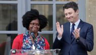Newly appointed French Junior Minister and Government's spokesperson Sibeth Ndiaye (L) is applauded by her predecessor Benjamin Griveaux after delivering a speech during a hand over ceremony at the ministry in Paris on April 1, 2019. / AFP / Thomas SAMSON