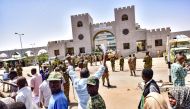 Sudanese demonstrators gather during a rally demanding a civilian body to lead the transition to democracy, outside the army headquarters in the Sudanese capital Khartoum on April 13, 2019.  / AFP / Ahmed MUSTAFA 