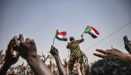 Sudanese protestors shout slogans as they carry a sudanese officer during a protest outside the army complex in the capital Khartoum on April 18, 2019.  AFP / OZAN KOSE