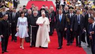 Pope Francis (C) is welcomed by Romania's President Klaus Iohannis (C-L) and his wife Carmen Iohannis (C-L) after arriving at the Henri Coanda airport in Bucharest on May 31, 2019.  AFP / Andrei PUNGOVSCHI 