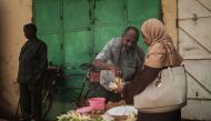 A man sells mangos on a street market in Omdurman, twin city of Khartoum, on June 13, 2019.  AFP / Yasuyoshi Chiba 