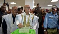 Presidential candidate Mohamed Ould Ghazouani (C) casts his ballot at a polling station on June 22, 2019 in Nouakchott during the presidential election in Mauritania.   AFP / SIA KAMBOU