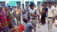Relatives of the victims of a mob lynching incident speak to a police officer as they mourn outside a hospital in Chapra in the eastern state of Bihar, India, July 19, 2019. (REUTERS/Stringer)