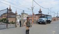 A security personnel stands guard on a street during a curfew in Srinagar on August 6, 2019.  AFP / Sajjad HUSSAIN
