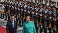 Chinese Premier Li Keqiang (L) and German Chancellor Angela Merkel (C) inspect an honour guard during a welcome ceremony at the Great Hall of the People in Beijing on September 6, 2019. / AFP / POOL / Roman PILIPEY 