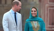 Britain's Prince William (L), Duke of Cambridge and his wife Britain's Catherine, Duchess of Cambridge visit the historical Badshahi mosque in Lahore on October 17, 2019. / AFP / AAMIR QURESHI 