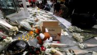  People leave flowers and written messages in front of Terminal 21 shopping mall after a shooting in Nakhon Ratchasima, Thailand February 10, 2020. REUTERS/Soe Zeya Tun 