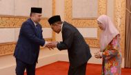 FILE PHOTO: Malaysian politician Anwar Ibrahim and his wife Wan Azizah greet King Sultan Muhammad V at National Palace in Kuala Lumpur, May 16, 2018. )National Palace Roskhadijah  via Reuters) 