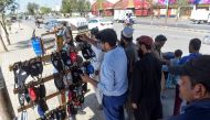  Residents buy facemasks from a roadside vendor along a street in Karachi on February 27, 2020 as Pakistan has detected its first two cases of novel coronavirus./ AFP / Asif HASSAN