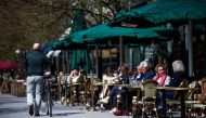People sit in a restaurant in Stockholm on May 8, 2020, amid the coronavirus COVID-19 pandemic. / AFP / Jonathan NACKSTRAND
