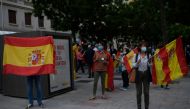 People holding Spanish flags bang pans as a protest against the measures taken by the Spanish government during the national lockdown to prevent the spread of the COVID-19 disease, on May 17, 2020 in Madrid. / AFP / OSCAR DEL POZO
