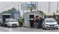 Slovak people returning to Slovakia queue to register by Slovak police at the Bratislava-Berg border crossing between Austria and Slovakia amidst the new coronavirus COVID-19 pandemic on May 23, 2020,  AFP / JOE KLAMAR
