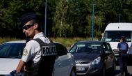 French border police officers controls a motorist on May 30, 2020 at the Quievrain border crossing between France and Belgium, as the two countries ease lockdown measures taken to curb the spread of the COVID-19 (the novel coronavirus). AFP / Kenzo TRIBOU
