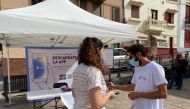 Volunteers show residents how to install an app to trace contacts with people potentially infected with the coronavirus disease (COVID-19) being trialled on the Canary Island of La Gomera, Spain, July 3, 2020. Alejandro Noda/via REUTERS 