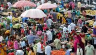 People shop at an open-air vegetable and fruit market amidst the coronavirus disease (COVID-19) outbreak in Ahmedabad, India, September 7, 2020. REUTERS/Amit Dave
