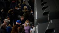 Commuters wearing face masks to protect against the coronavirus disease enter and leave a metro train in Moscow on October 29, 2020. / AFP / Natalia KOLESNIKOVA
