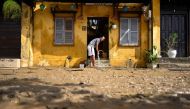 A man cleans up mud inside his house after waters receded in the old city of Hoi An, a UNESCO world heritage site, on October 30, 2020, in the aftermath of Typhoon Molave. / AFP / Manan VATSYAYANA