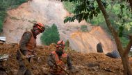 Rescue workers search for victims of a musdlide caused by the passage of Hurricane Eta in the village of Queja, in San Cristobal Verapaz, Guatemala on November 7, 2020. / AFP / POOL / Esteban BIBA