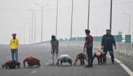 Farmers exercise a deserted road blocked by police during a farmers protest against the recent agricultural reforms, at the Delhi-Uttar Pradesh state border in Ghazipur on December 12, 2020. / AFP / Sajjad HUSSAIN
