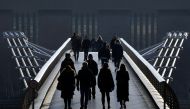 People walk over the Millennium footbridge amidst the COVID-19 pandemic, London, Britain, January 7, 2021. REUTERS/Toby Melville