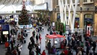 People walk through Kings Cross Station on Christmas Eve, amid the coronavirus disease (COVID-19) outbreak in London, Britain, December 24, 2021. REUTERS/Henry Nicholls
