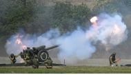 Russian service members fire a cannon at the international military-technical forum Army-2022 in the Rostov region, Russia, August 19, 2022. (REUTERS/Sergey Pivovarov)