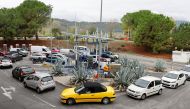 Cars queue to fill their fuel tanks at a petrol station in Nice, France, on October 10, 2022. REUTERS/Eric Gaillard