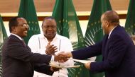 Former Kenyan President Uhuru Kenyatta applauds Ethiopian government representative Redwan Hussien and Tigray delegate Getachew Reda after signing the AU-led negotiations to resolve the conflict in northern Ethiopia, in Pretoria, South Africa, November 2, 2022. (REUTERS/Siphiwe Sibeko)
