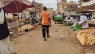 People gather at a market to buy food provisions, in Khartoum on June 10, 2023. A 24-hour ceasefire took effect on June 10 between Sudan's warring generals but, with fears running high it will collapse like its predecessors, US and Saudi mediators warn they may break off mediation efforts. (Photo by AFP)
