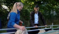 Britain's PM Rishi Sunak watches an apprentice during sheep drenching as he visits Writtle University College near Chelmsford on September 21, 2023. (Photo by Alastair Grant / Pool / AFP)
