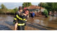 This photo taken on September 14, 2024 and handed out by the Romanian Inspectorate for Emergency Situations shows a rescue worker carrying an elderly women through the floods in Pechea, Galati county, Romania. Photo by Romanian Inspectorate for Emergency Situations / AFP.