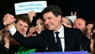 Romanian presidential candidate Nicusor Dan greets supporters after exit poll results were announced in Bucharest, on May 18, 2025. (Photo by Daniel Mihailescu / AFP)