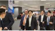 South Korea’s Industry Minister Kim Jung-kwan (center) arrives at Dulles International Airport near Washington.