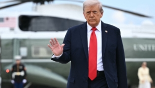 US President Donald Trump walks to board Air Force One at Joint Base Andrews, Maryland, on September 7, 2025. Trump is heading to New York to attend the US Open men's tennis final. (Photo by Mandel Ngan / AFP)
