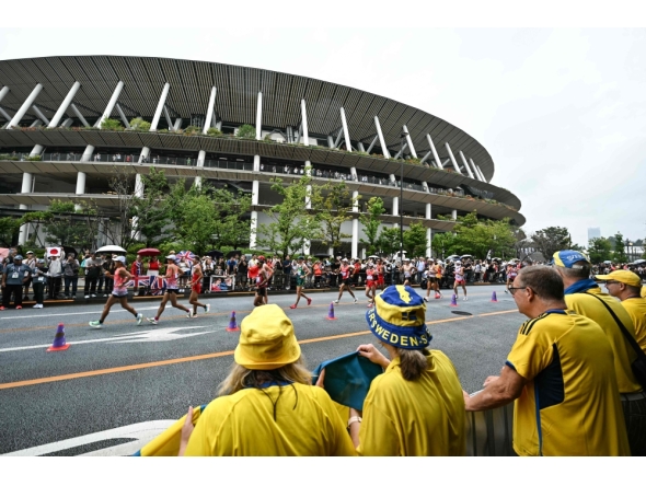 Spectators watch the men's 35km race walk final during the World Athletics Championships in Tokyo on September 13, 2025. (Photo by Philip Fong / AFP)