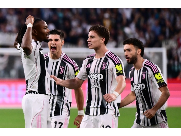 Juventus' Montenegrin midfielder #17 Vasilije Adzic (2nd L) celebrates with Juventus' French midfielder #19 Khephren Thuram-Ulien (L) after scoring his team fourth goal during the Italian Serie A football match between Juventus and Inter Milan at the Allianz stadium in Turin, northern Italy, on September 13, 2025. (Photo by MARCO BERTORELLO / AFP)
