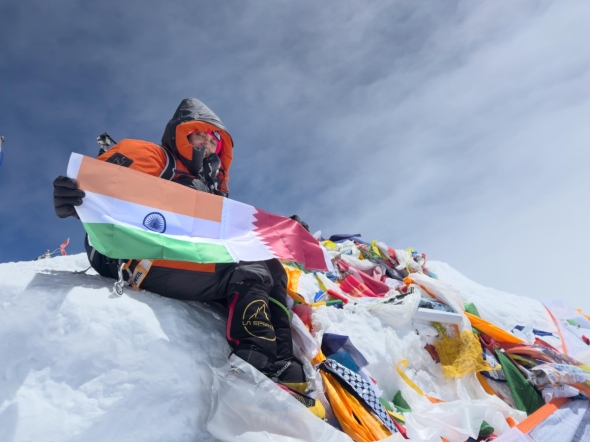 Safrina Latheef holding India and Qatar flags atop Mount Everest on May 18, 2025.