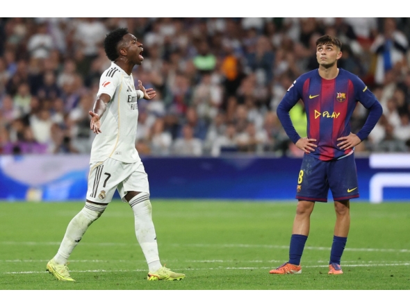 Real Madrid's Brazilian forward #07 Vinicius Junior reacts to his substitution during the Spanish league football match between Real Madrid CF and FC Barcelona at Santiago Bernabeu Stadium in Madrid on October 26 , 2025. (Photo by Oscar DEL POZO / AFP)